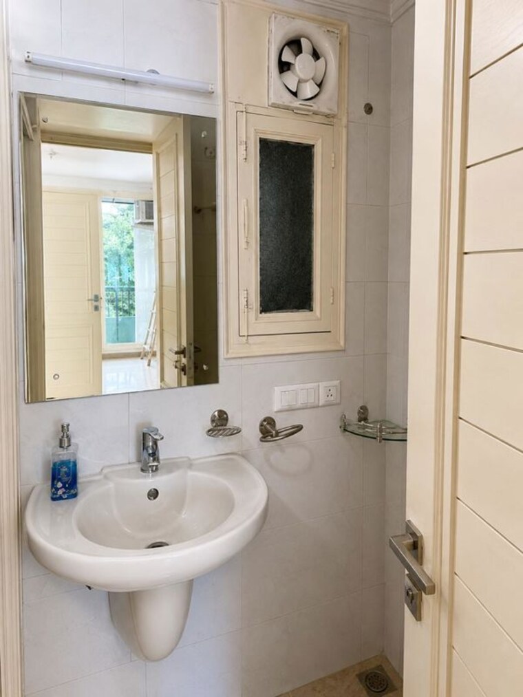 Bathroom, chittaranjan park 3 Bedroom 1500 Sq.Ft. Builder Floor In Chittaranjan Park Delhi 10656973