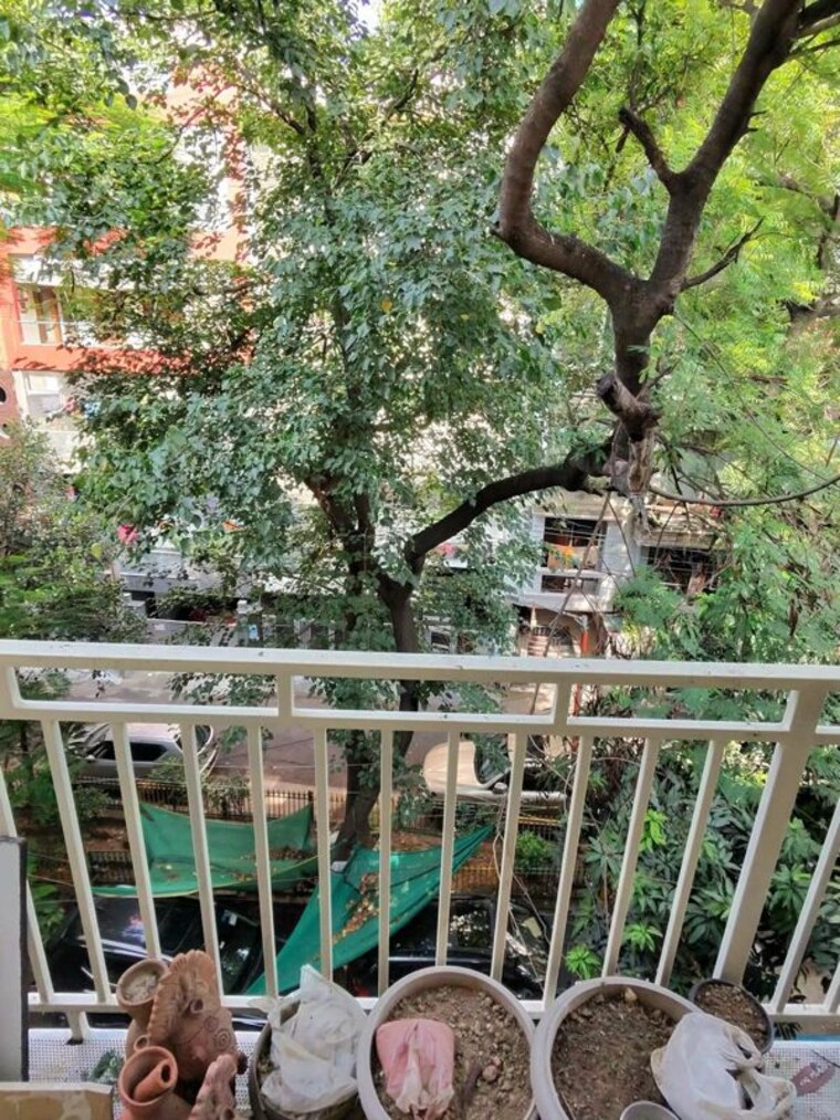 Balcony, chittaranjan park 3 Bedroom 1500 Sq.Ft. Builder Floor In Chittaranjan Park Delhi 10656973