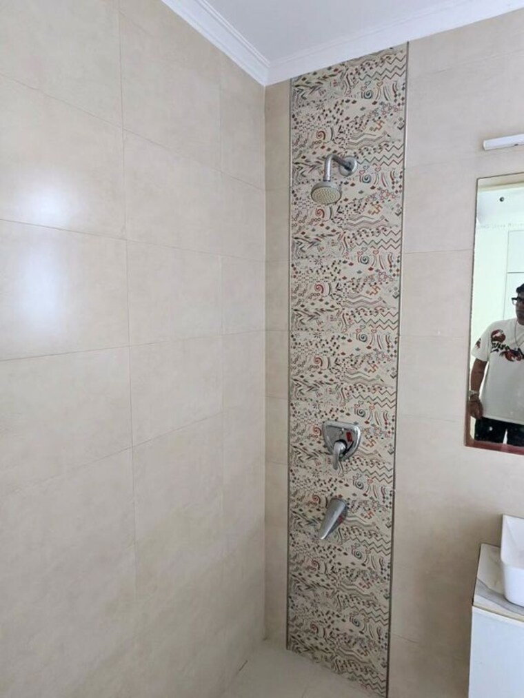 Bathroom, chittaranjan park 3 Bedroom 1500 Sq.Ft. Builder Floor In Chittaranjan Park Delhi 10656973