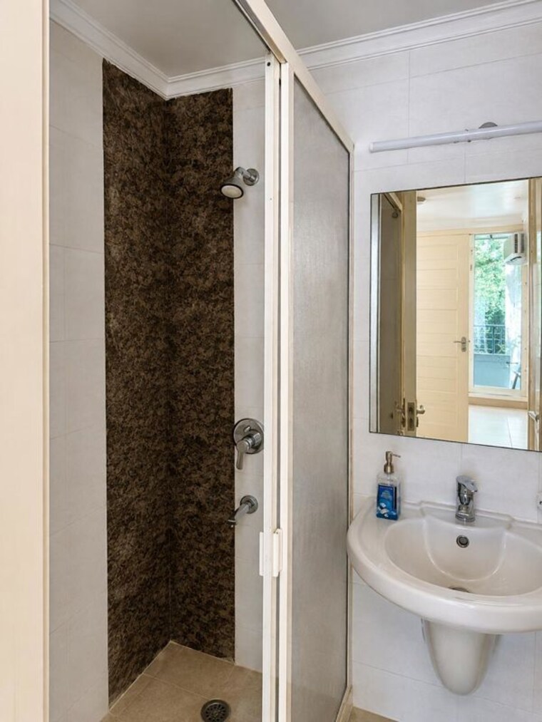 Bathroom, chittaranjan park 3 Bedroom 1500 Sq.Ft. Builder Floor In Chittaranjan Park Delhi 10656973