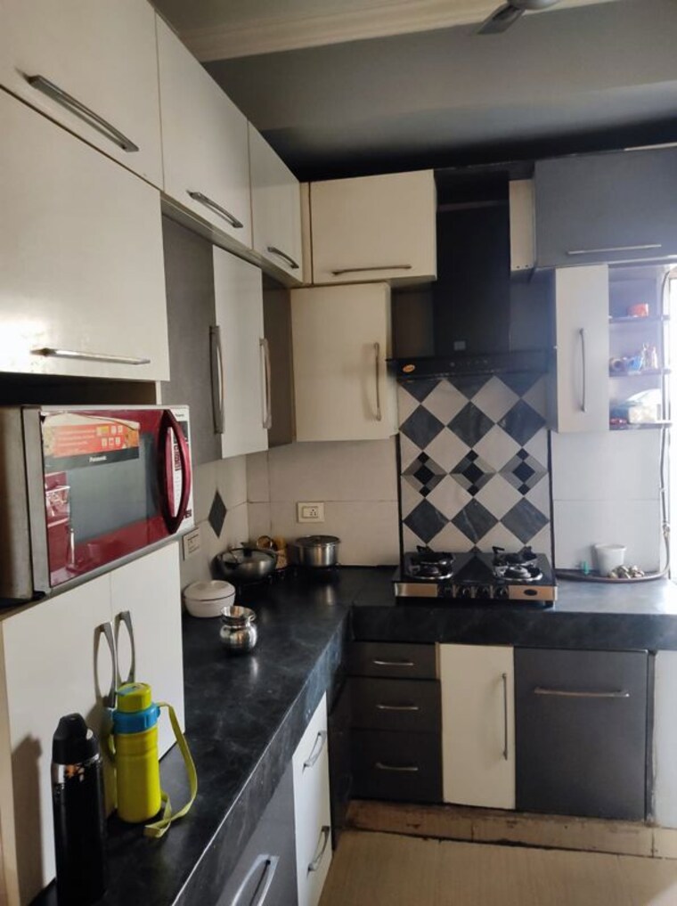 Kitchen, paras-tierea 2 Bedroom 825 Sq.Ft. Apartment In Sector 137 Noida 10656986
