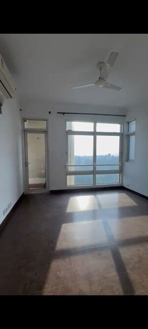 Room in 3.5 BHK Apartment at Jaypee Green Pavillion Heights, Sector 128 – for Rent