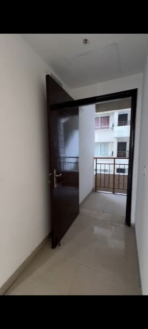 Room in 3.5 BHK Apartment at Jaypee Green Pavillion Heights, Sector 128 – for Rent