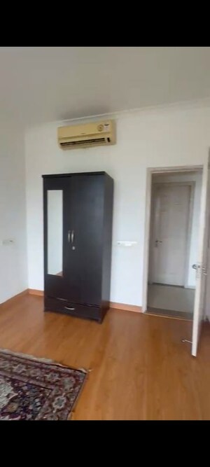 Room in 3.5 BHK Apartment at Jaypee Greens Pavilion Court Royale, Jaypee Greens – for Rent