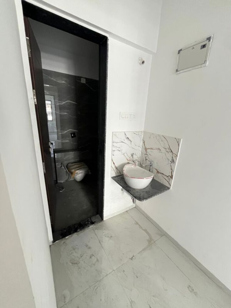 Bathroom, s-r-swasthi 2 Bedroom 750 Sq.Ft. Apartment In Balewadi Pune 10657488