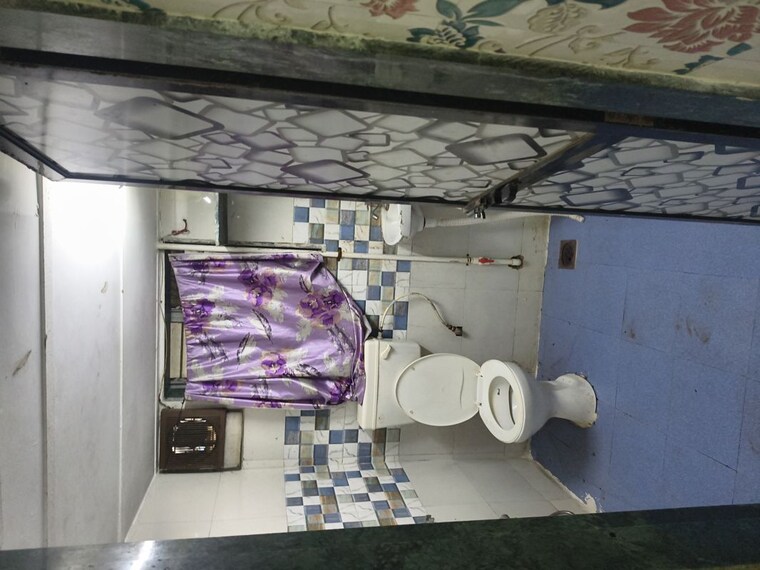 Bathroom, kurla west 1 Bedroom 300 Sq.Ft. Villa In Kurla West Mumbai 10657489
