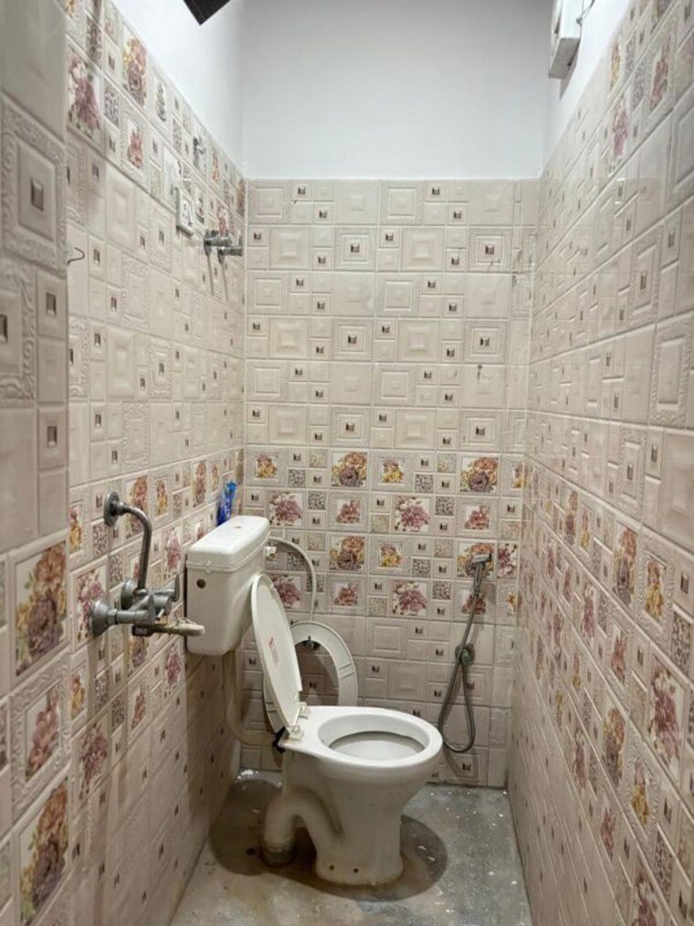 Bathroom, saket 1 RK 150 Sq.Ft. Builder Floor In Saket Delhi 10657503