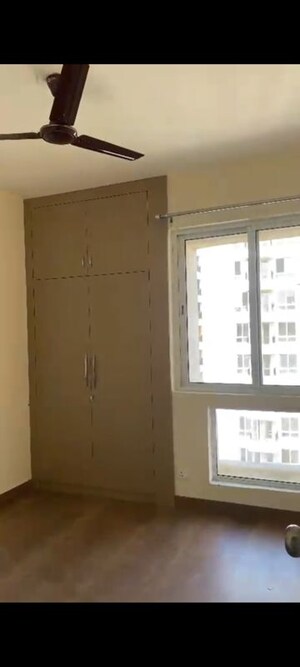 Room in 2 BHK Apartment at Jaypee Greens Kosmos, Sector 134 – for Rent
