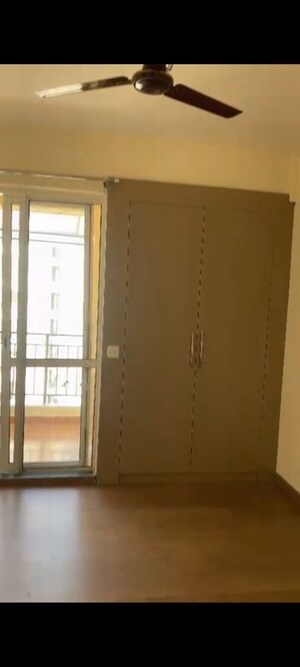 Room in 2 BHK Apartment at Jaypee Greens Kosmos, Sector 134 – for Rent
