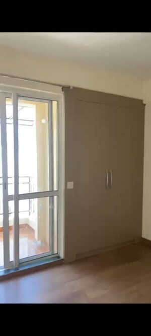 Room in 2 BHK Apartment at Jaypee Greens Kosmos, Sector 134 – for Rent
