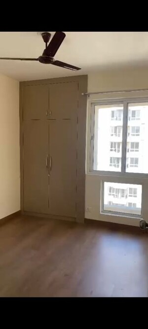 Room in 2 BHK Apartment at Jaypee Greens Kosmos, Sector 134 – for Rent