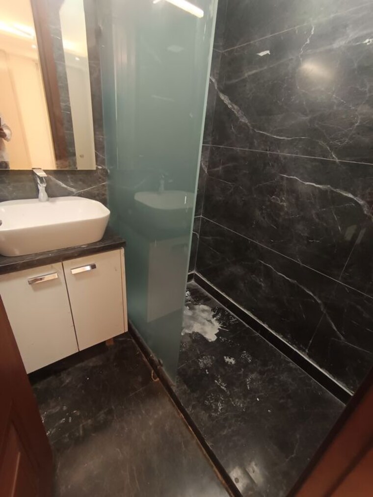 Bathroom, shivalik colony 3 Bedroom 200 Sq.Yd. Builder Floor In Shivalik Colony Delhi 10657517