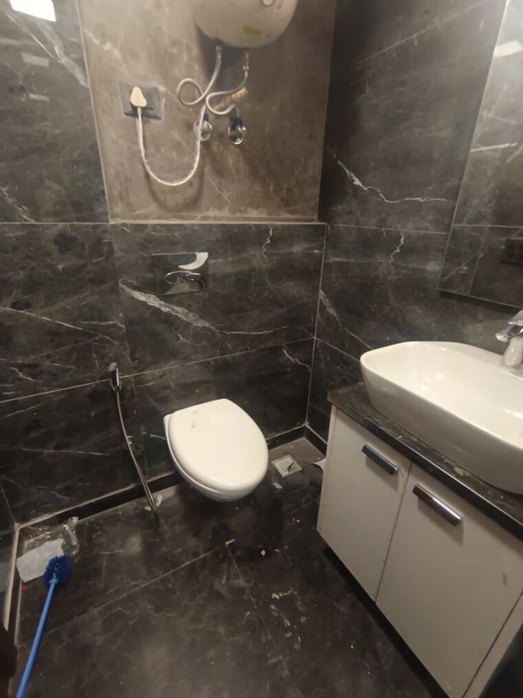 Bathroom, shivalik colony 3 Bedroom 200 Sq.Yd. Builder Floor In Shivalik Colony Delhi 10657517