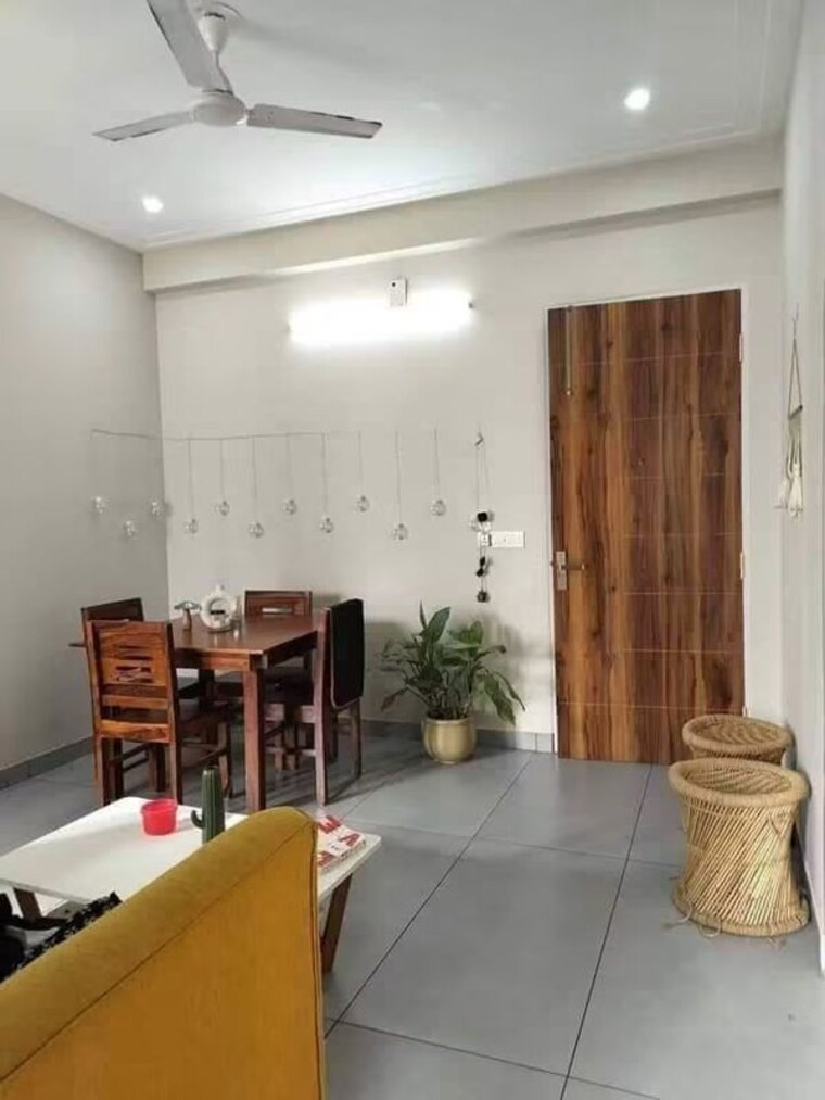 Living Room, allure-estate 1 Bedroom 900 Sq.Ft. Builder Floor In Sector 14 Gurgaon 10657634