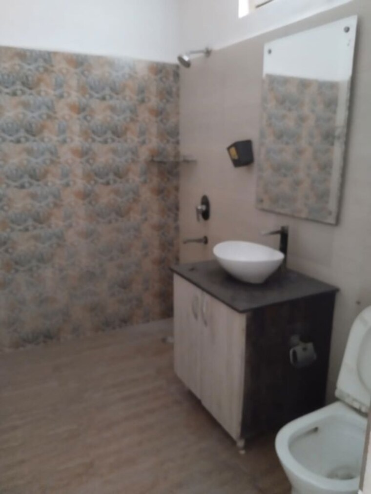 Bathroom, varun-enclave 2 Bedroom 1250 Sq.Ft. Apartment In Sector 28 Noida 10657698