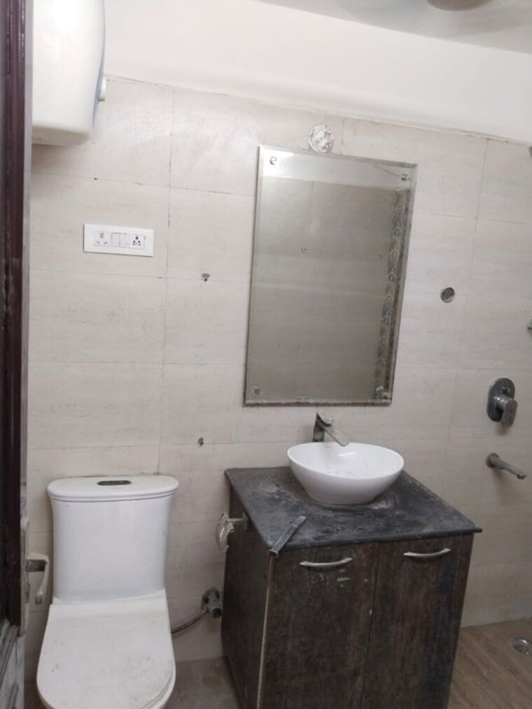Bathroom, varun-enclave 2 Bedroom 1250 Sq.Ft. Apartment In Sector 28 Noida 10657698