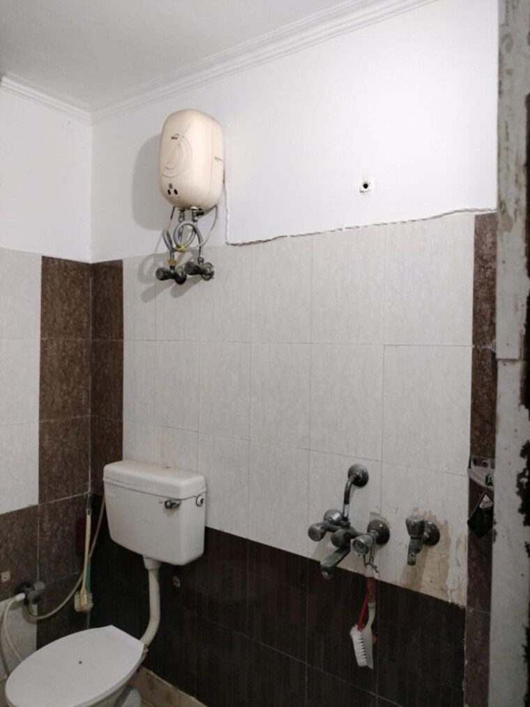 Bathroom, mahavir enclave 1 3 Bedroom 900 Sq.Ft. Builder Floor In Mahavir Enclave 1 Delhi 10657704