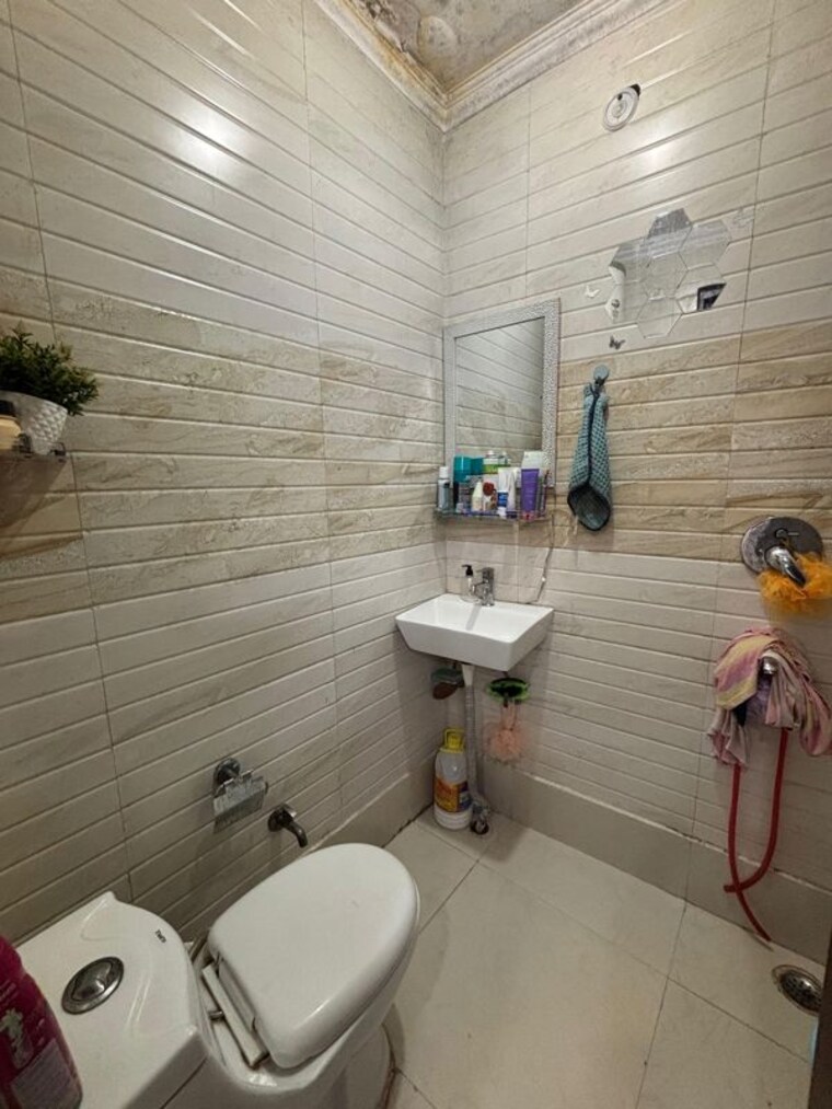 Bathroom, mahavir enclave 1 1 Bedroom 450 Sq.Ft. Builder Floor In Mahavir Enclave 1 Delhi 10657725