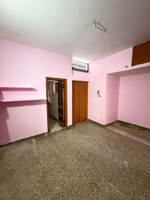 Room in 1 BHK Builder Floor at Sector 37 – for Rent