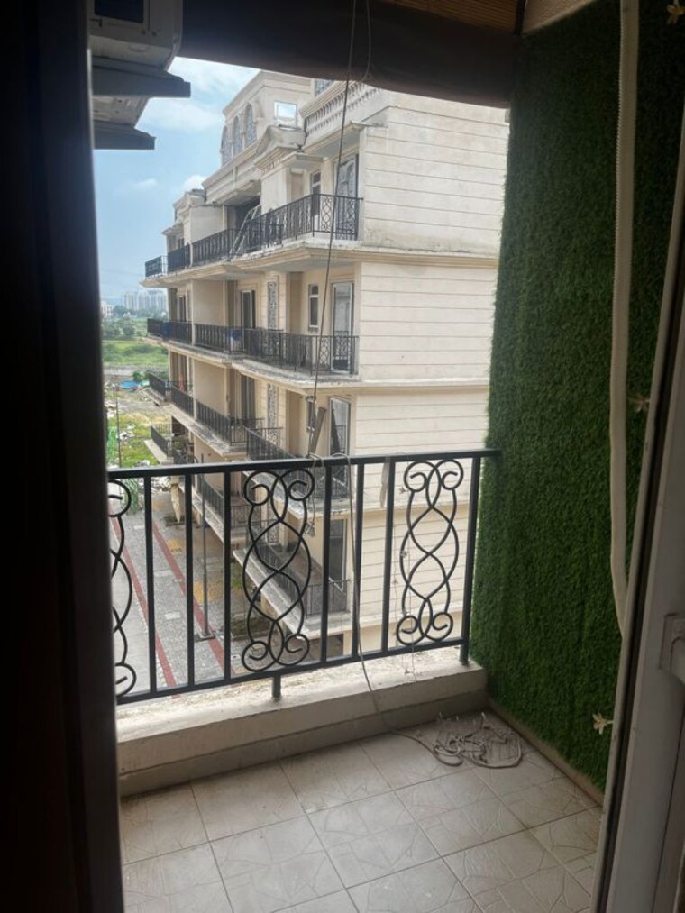 Balcony, signature-global-park-4-and-5 3 Bedroom 1120 Sq.Ft. Apartment In Sohna Sector 36 Gurgaon 10657822