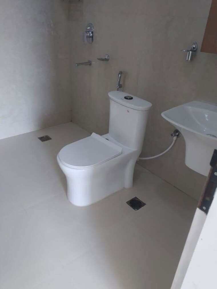 Bathroom, central-park-flower-valley 3.5 Bedroom 2150 Sq.Ft. Apartment In Sohna Sector 33 Gurgaon 10657832