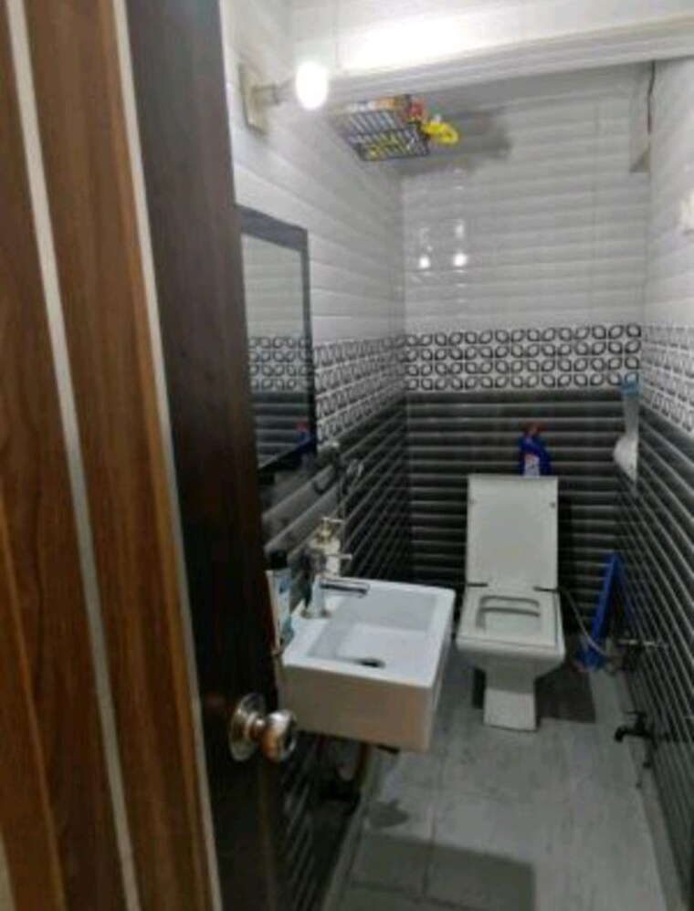 Washroom, ip extension 3 Bedroom 1100 Sq.Ft. Apartment In Ip Extension Delhi 10643823