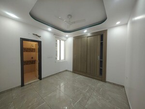 Room in 4 BHK Apartment at Parsvnath Planet Plaza, Gomti Nagar – for Rent