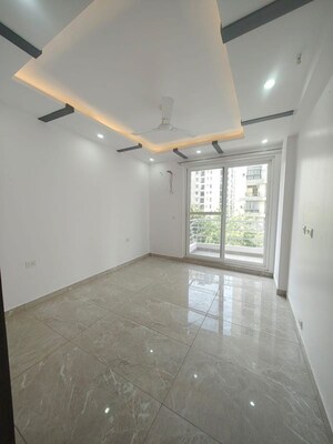 Room in 4 BHK Apartment at Parsvnath Planet Plaza, Gomti Nagar – for Rent
