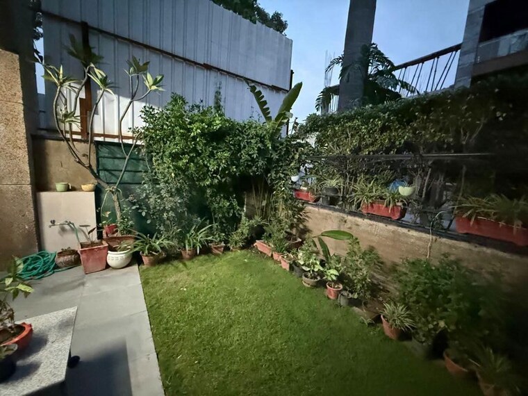 Garden, sector 31 3 Bedroom 3000 Sq.Ft. Villa In Sector 31 Gurgaon 10657819