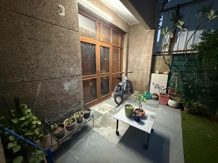 Balcony, sector 31 3 Bedroom 3000 Sq.Ft. Villa In Sector 31 Gurgaon 10657819