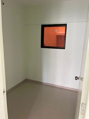 Room in 2.5 BHK Apartment at Siddharth Nagar CHS Goregaon, Goregaon West – for Rent