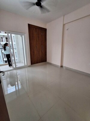 Room in 4 BHK Apartment at Amrapali Verona Heights, Tech Zone 4 Greater Noida – for Sale