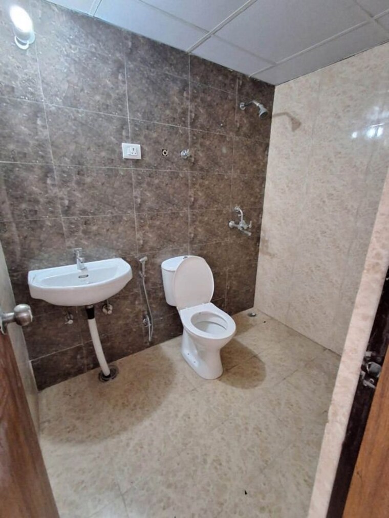 Bathroom, amrapali-verona-heights 4 Bedroom 2135 Sq.Ft. Apartment In Tech Zone 4 Greater Noida Greater Noida 10658035
