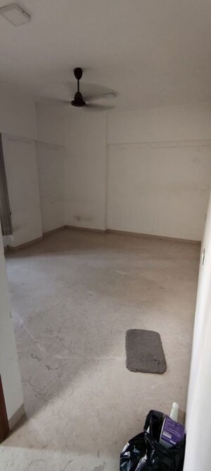 Room in 3 BHK Apartment at Nav Palmyra Apartment, Khar West – for Rent