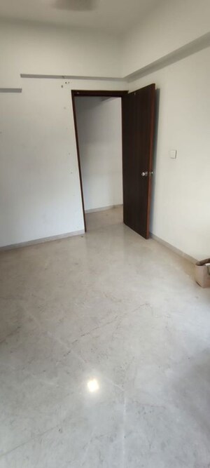 Room in 3 BHK Apartment at Nav Palmyra Apartment, Khar West – for Rent
