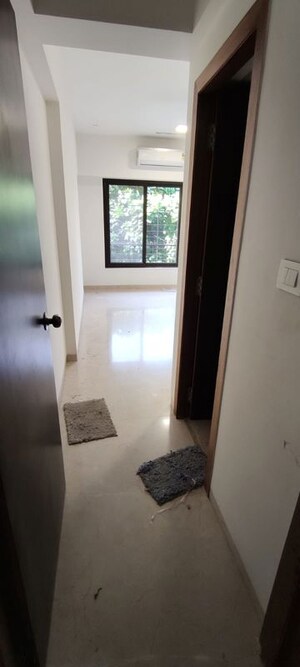 Room in 3 BHK Apartment at Nav Palmyra Apartment, Khar West – for Rent
