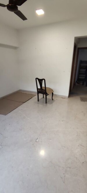 Room in 3 BHK Apartment at Nav Palmyra Apartment, Khar West – for Rent
