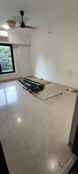 Room in 3 BHK Apartment at Nav Palmyra Apartment, Khar West – for Rent