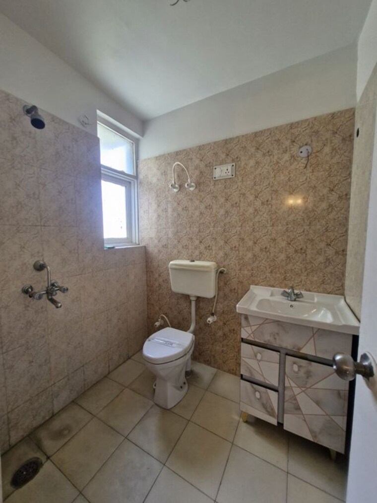 Bathroom, krish-city-phase-2 3 Bedroom 975 Sq.Ft. Apartment In Tapukara Bhiwadi 10658054