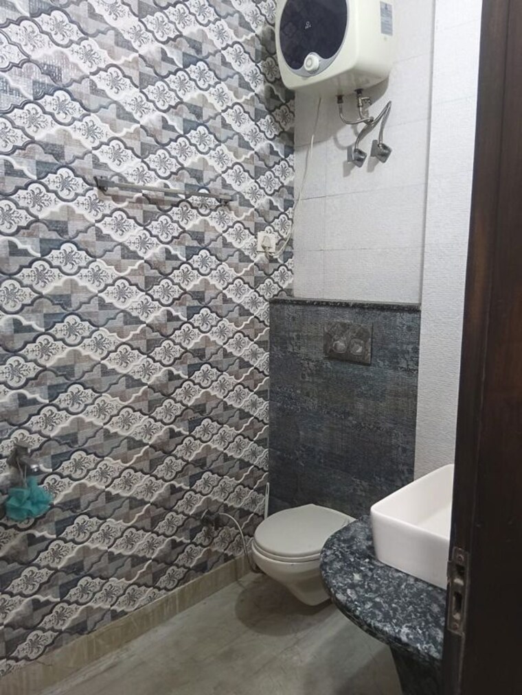 Bathroom, subhash nagar 2 Bedroom 100 Sq.Yd. Builder Floor In Subhash Nagar Delhi 10658097