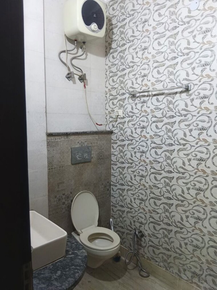 Bathroom, subhash nagar 2 Bedroom 100 Sq.Yd. Builder Floor In Subhash Nagar Delhi 10658097