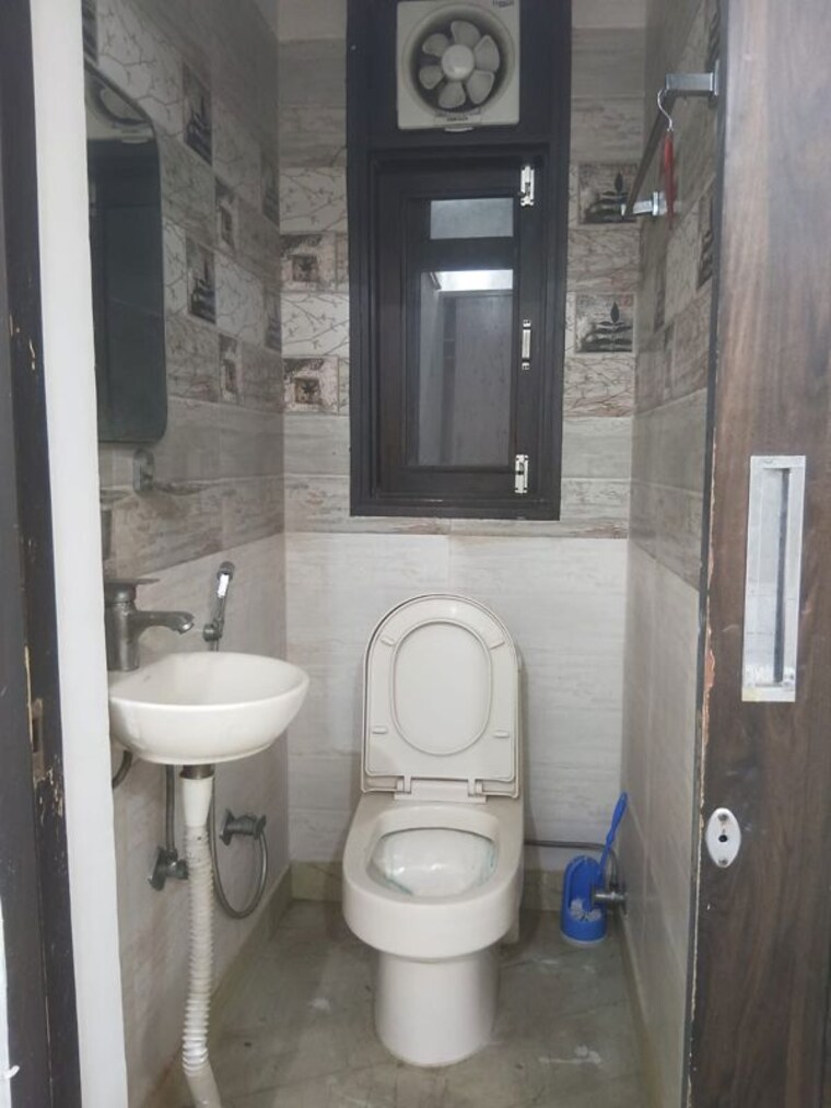 Bathroom, subhash nagar 2 Bedroom 100 Sq.Yd. Builder Floor In Subhash Nagar Delhi 10658097