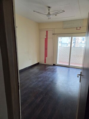 Room in 2.5 BHK Apartment at Ajnara Ambrosia, Sector 118 – for Rent