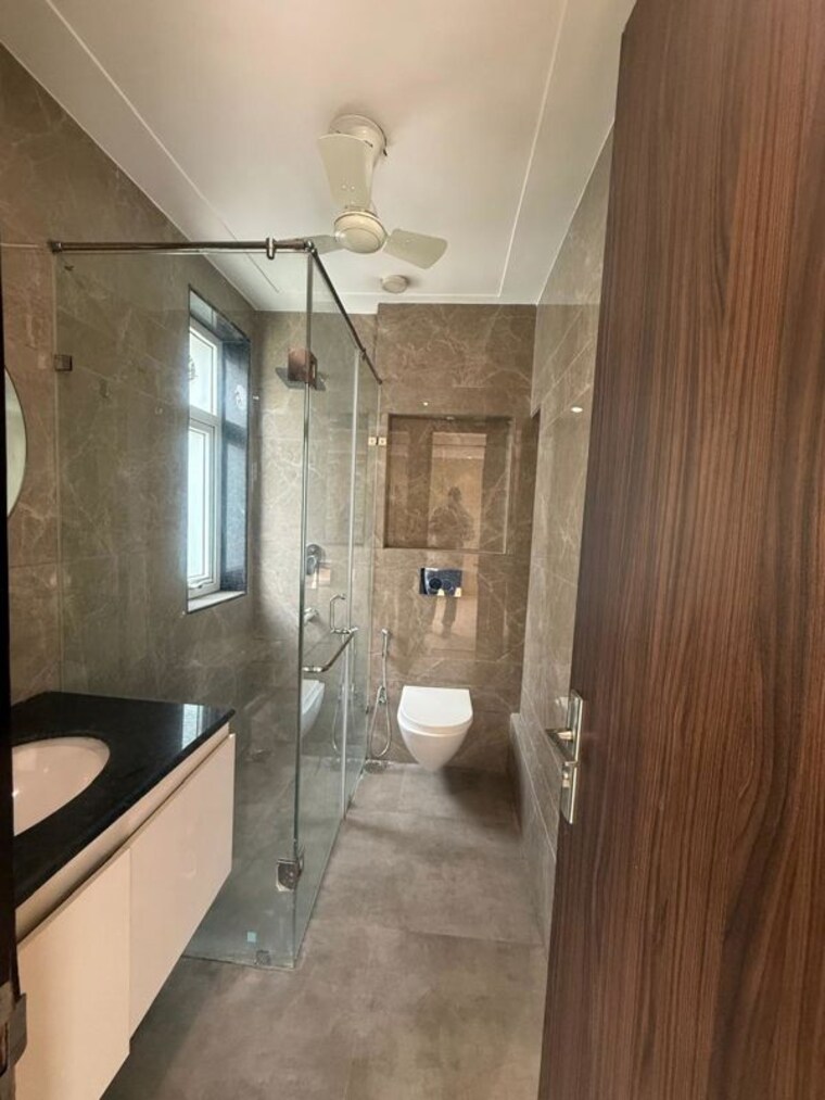 Bathroom, east of kailash 3 Bedroom 1800 Sq.Ft. Builder Floor In East Of Kailash Delhi 10653434