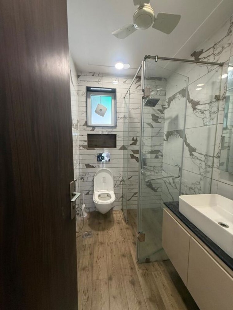 Bathroom, east of kailash 3 Bedroom 1800 Sq.Ft. Builder Floor In East Of Kailash Delhi 10653434