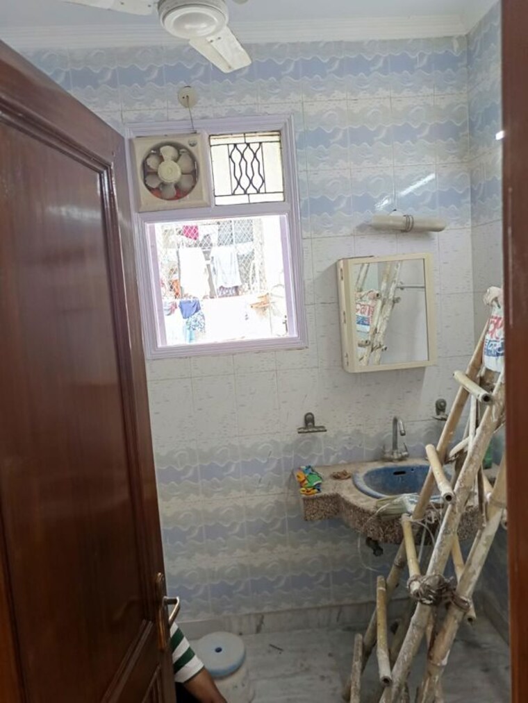 Bathroom, amritpuri Commercial Office Space in IT/SEZ 2250 Sq.Ft. In Amritpuri Delhi 10658242