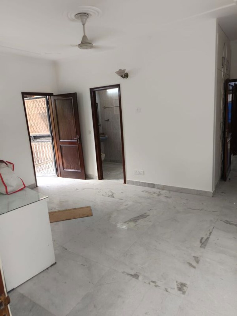 Room, amritpuri Commercial Office Space in IT/SEZ 2250 Sq.Ft. In Amritpuri Delhi 10658242