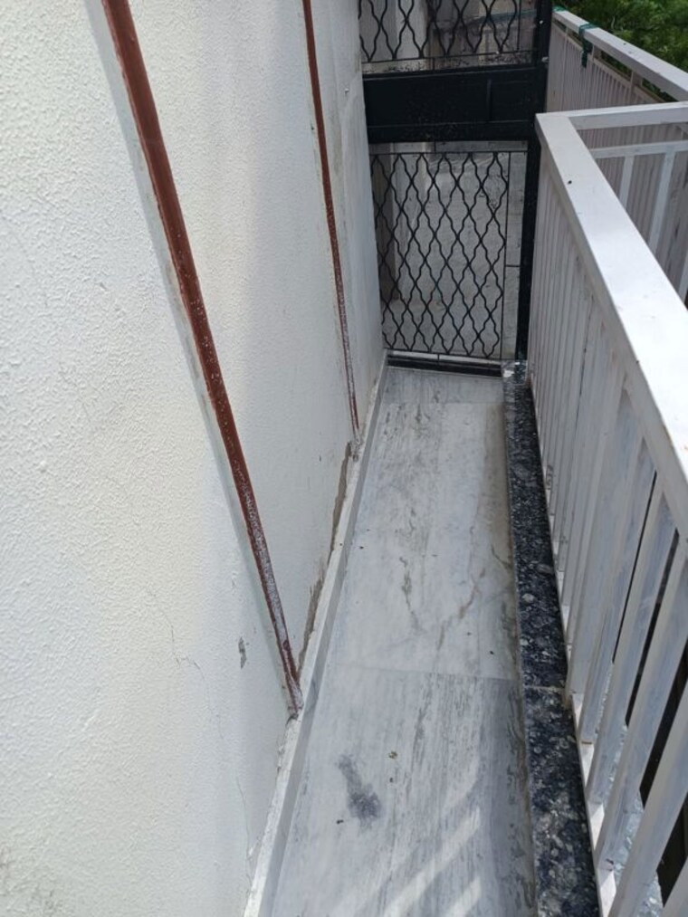 Balcony, amritpuri Commercial Office Space in IT/SEZ 2250 Sq.Ft. In Amritpuri Delhi 10658242