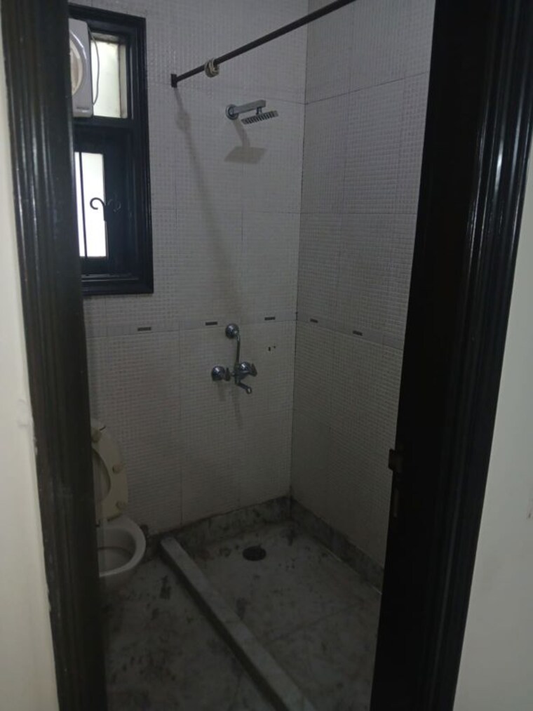 Bathroom, east of kailash 3 Bedroom 1800 Sq.Ft. Builder Floor In East Of Kailash Delhi 10658276