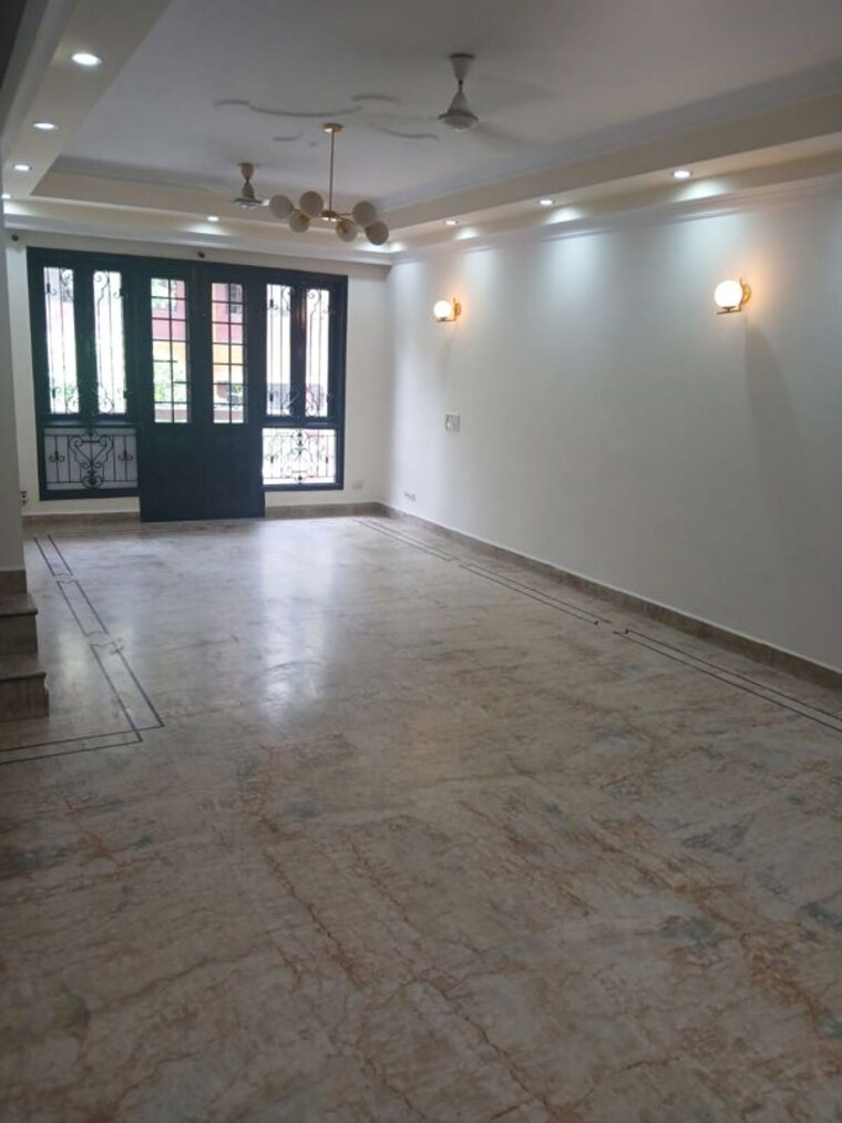 Room, east of kailash 3 Bedroom 1800 Sq.Ft. Builder Floor In East Of Kailash Delhi 10658276